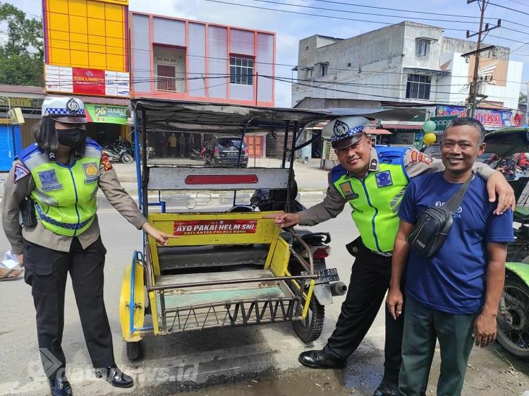 Satlantas Polres Rohil Tempel Stiker Kampanye Keselamatan di Kendaraan Masyarakat