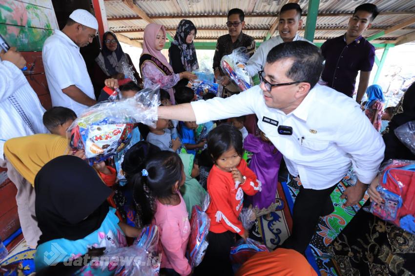 Bakri Siddiq Serahkan Peralatan Sekolah untuk Anak Usia Dini Gampong Jawa