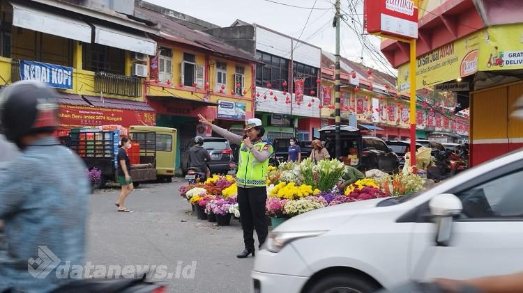 Pasar Sago Kota Pekanbaru Ramai Dikunjungi Warga Untuk Belanja Pernak Pernik Imlek