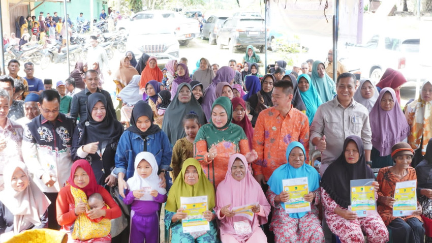 Bupati Rohil Tinjau Perekaman E-KTP Untuk Masyarakat Suku Bonai