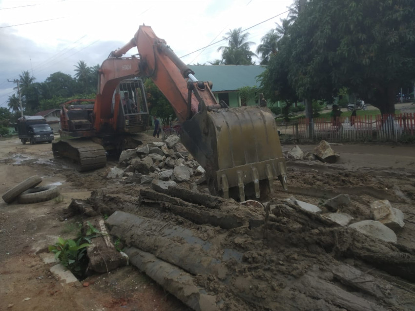 PT KASS Pujud Turunkan Alat Berat Perbaiki Jalan Kepenghuluan Suka Jadi KM 16
