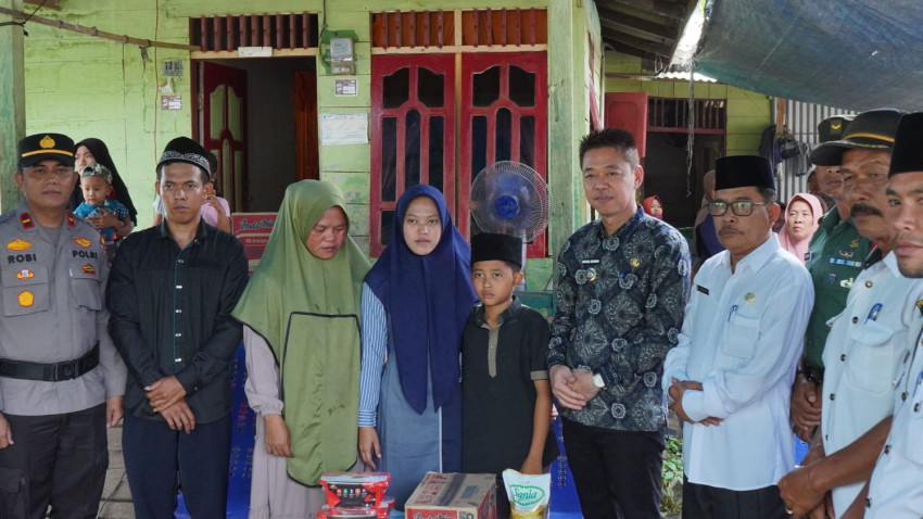 Bupati Rohil Santuni Keluarga Korban Diterkam Buaya di Bantaian Baru
