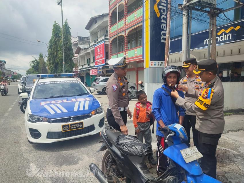 Pengendara Lewat di Jalan Ahmad Yani Bengkalis dapat Helm Gratis