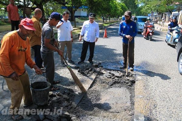 Tinjut Laporan Warga, Pj Wali Kota Tinjau Langsung Penambalan Jalan dan Saluran Tersumbat