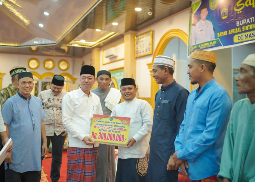 Bupati Rohil Safari Ramadhan di Masjid Agung Al-ikhlas Serta Serahkan Bantuan