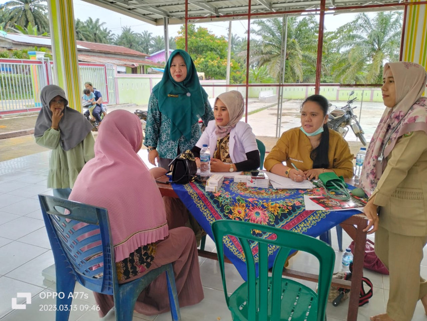 Pakai Sepeda Motor, Pjs Datin Penghulu Harapan Makmur Selatan Himbau Warga Ayo Imunisasi Polio Ke Posyandu Mawar