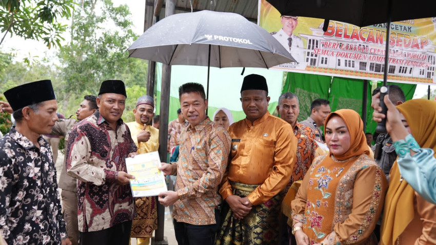 Jemput Bola, Bupati Rohil Pantau Perekaman e-KTP di Tanjung Medan