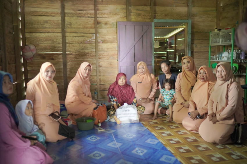 Darma Wanita Persatuan Diskominfotiks Rohil Gelar Baksos Dengan Membagikan Sembako dan Makanan
