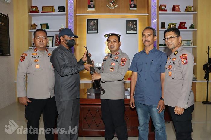 Kapolres Atam Terima Senpi AK-56 Sisa Konflik GAM