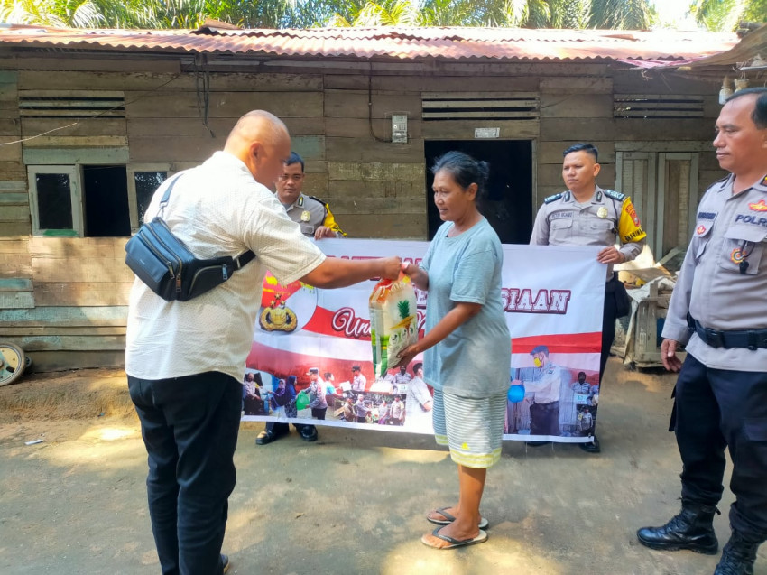 Kapolsek Bagan Sinembah Serahkan Bantuan Sembako ke  Warga di Perbatasan