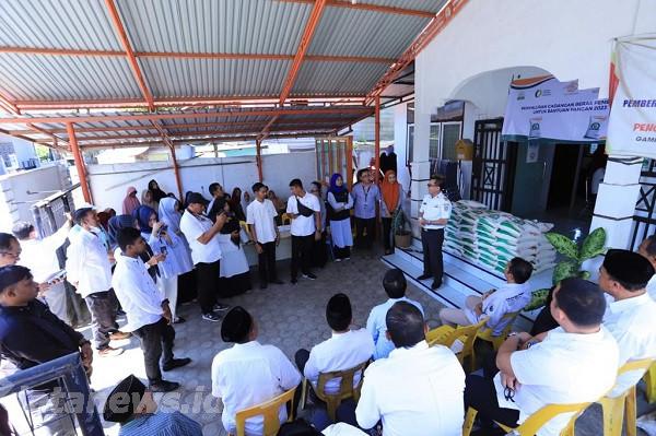 Bakri Siddiq dan Bulog Aceh Serahkan Bantuan Beras kepada Warga Sukadamai