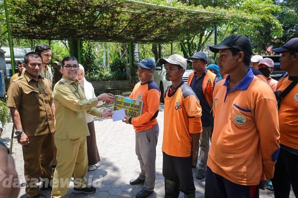 Bakri Siddiq Salurkan Zakat untuk 566 Petugas Kebersihan