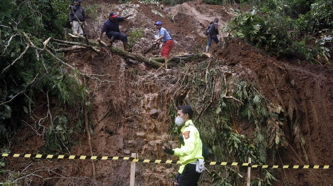 Jalur Sumbar - Riau Putus Total Akibat Longsor di Kelok 17 Koto Alam