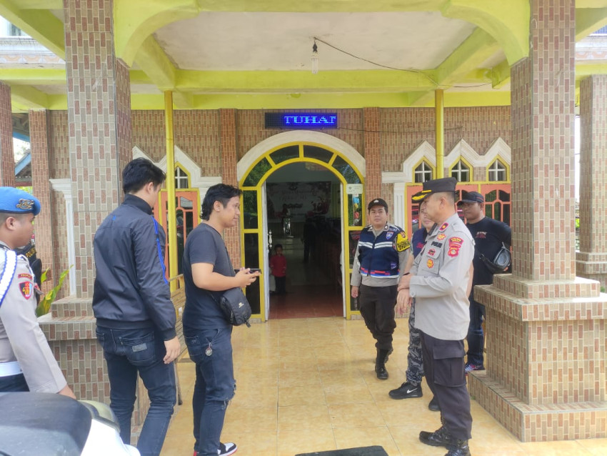 15 Anggota Polres Pali Polda Sumsel Melakukan Pengamanan Para Jemaat di  GPDI