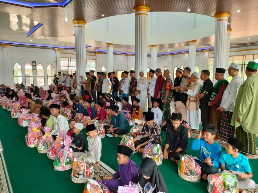 KSBB Rohil Bagikan 100 Paket Parcel Lebaran dan Uang Tunai Untuk 100 Anak Yatim