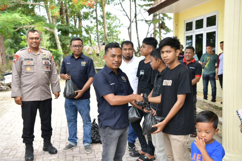 PWI dan Forkopimda Aceh Besar Bagikan Daging Meugang untuk Anak Yatim