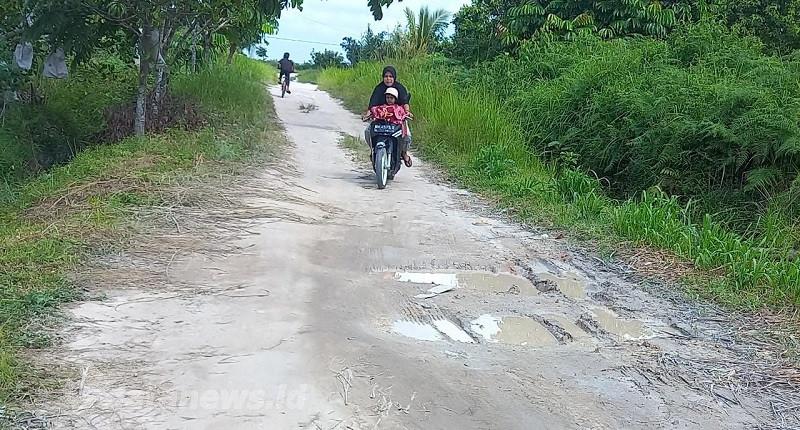 Lewati Jalan Rusak, Guru dan Murid SMPN 8 Tambang Kampar Berjuang ke Sekolah