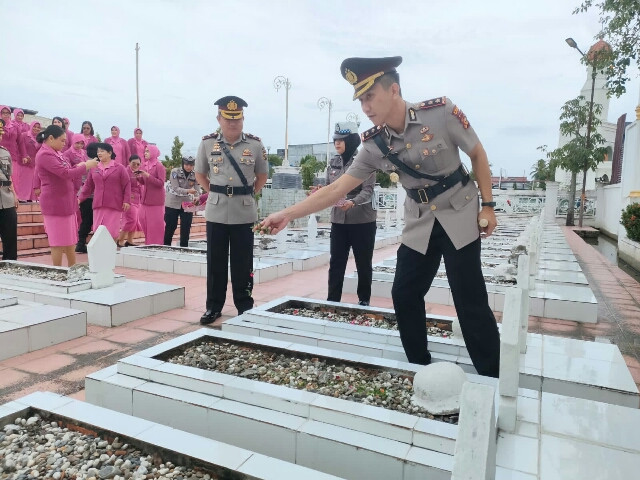 Kapolres Rohil Pimpin Upacara Ziarah Makam Dalam HUT Bhayangkara ke 77