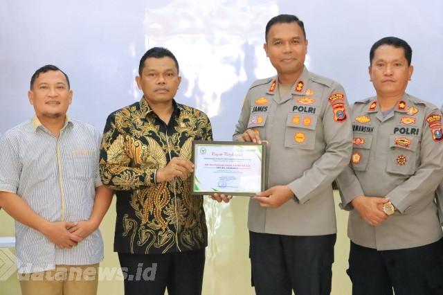 Polres Labuhan Batu Terima Penghargaan dari Ketua DPRD Labura