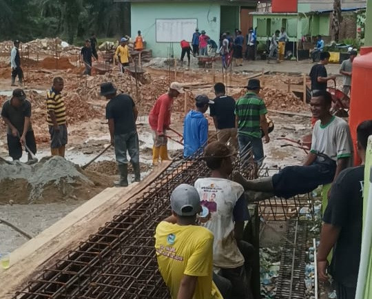 Warga Lenggadai Hilir Goro  Bongkar Masjid Alhuda yang Sudah Usang