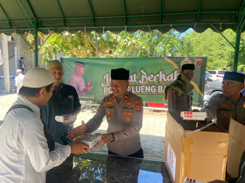 Personel Polsek Lueng Bata Bagi-Bagi Nasi Kotak untuk Jamaah Shalat Jumat