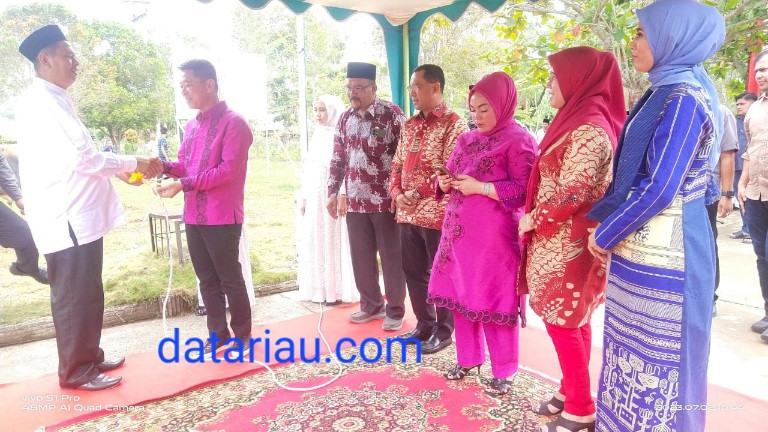 Bupati Afrizal Sintong Dampingi DLH Rohil Kurban Sapi dan Kambing