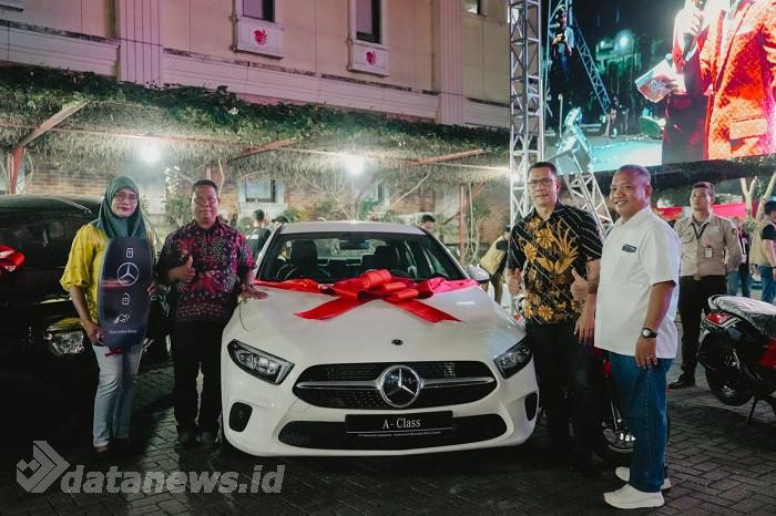Lion Air Serahkan Hadiah Utama Mercedez Benz A200 Untuk Penumpang Bernama Zulaiha