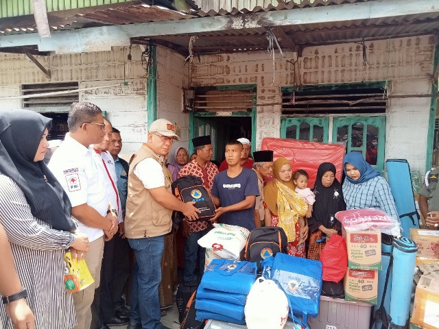 Pemkab Madina Serahkan Bantuan Kepada Korban Kebakaran