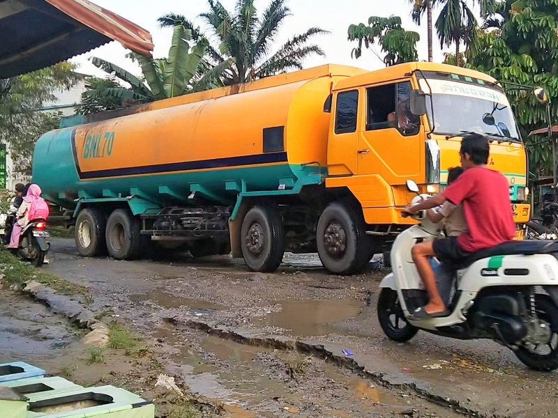 Drainase Rusak dan Jalan Hancur, Truk ODOL tetap Bebas Melintas, Pemerintah Diminta Bertindak Tegas