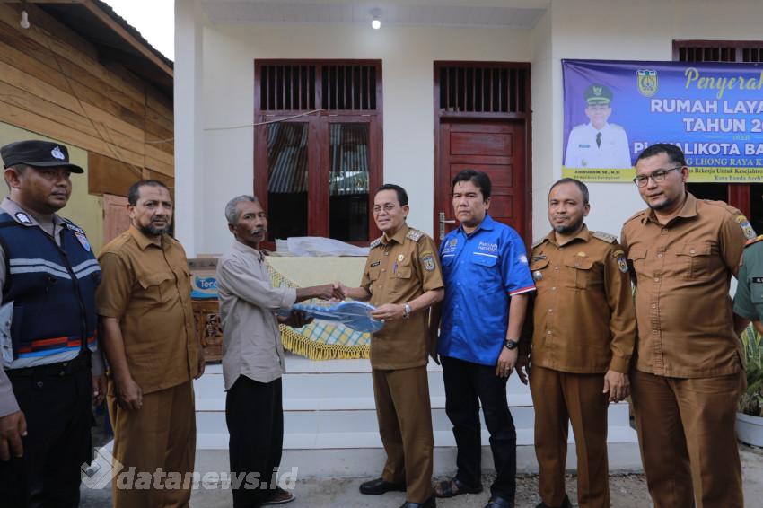 Pj Wali Kota Serahkan Rumah Bagi Dhuafa Lhong Raya