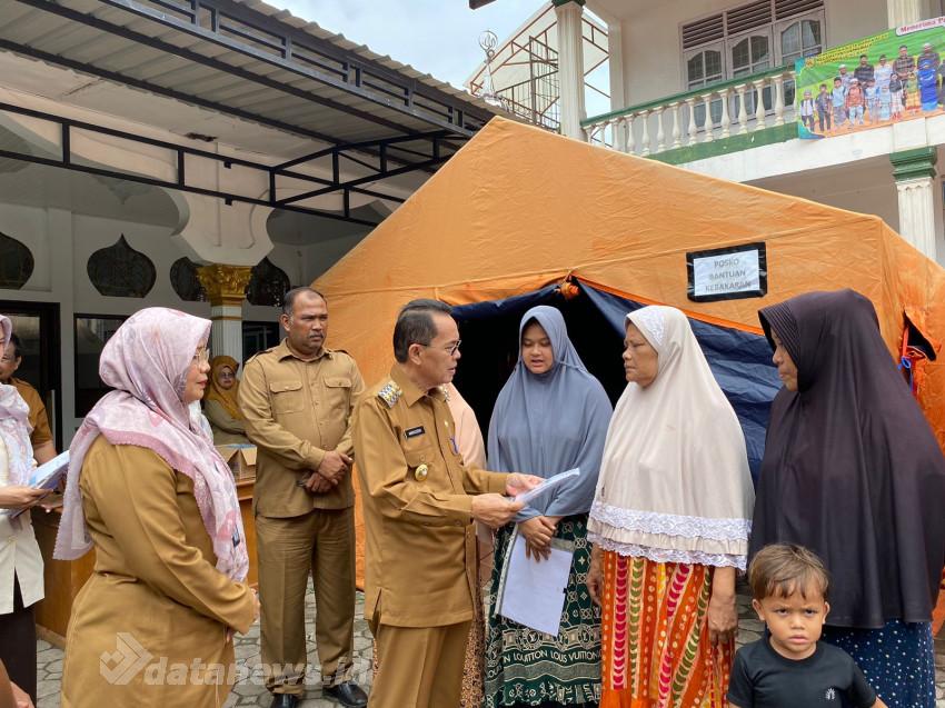 Pj Walikota Serahkan Dokumen Kependudukan pada Korban Kebakaran