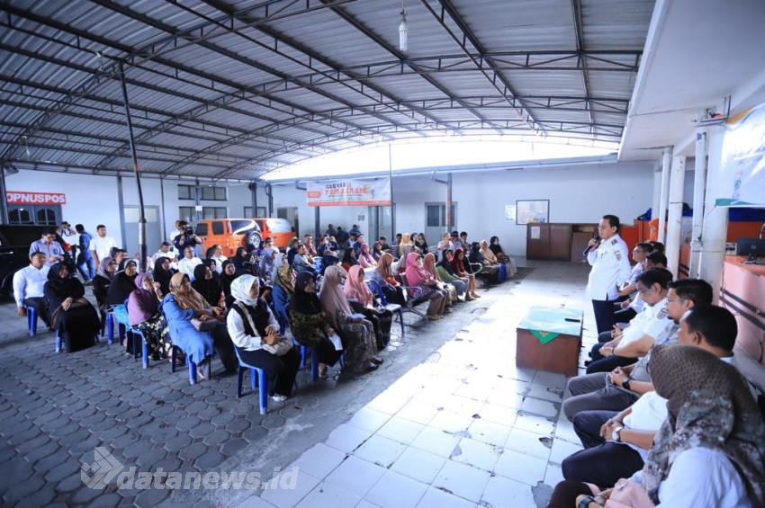 Amiruddin Serahkan Bantuan Beras Secara Simbolis Kepada Warga Kurang Mampu