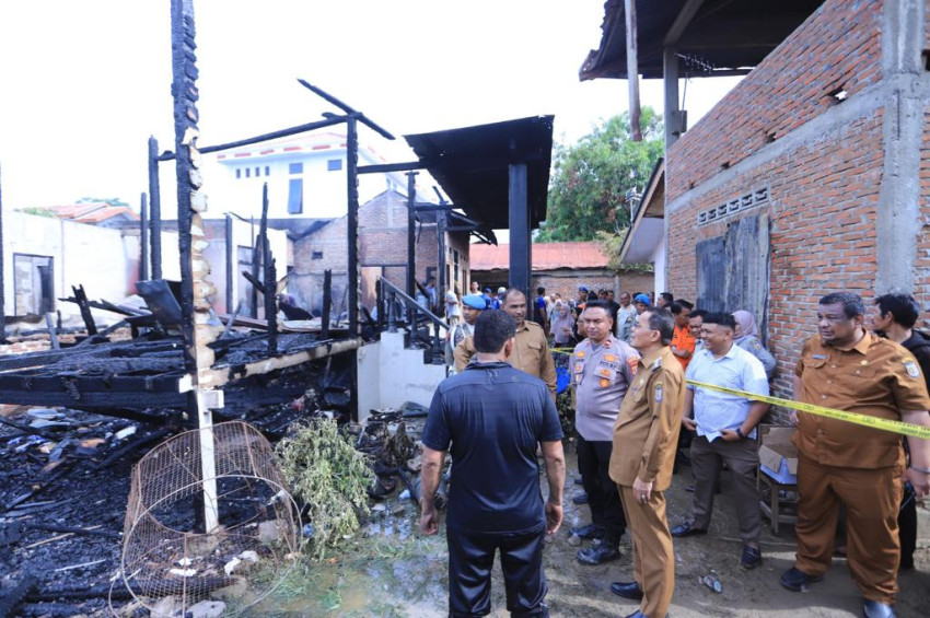 Tinjau Kebakaran Lueng Bata, Amiruddin Semangati-Serahkan Bantuan bagi Korban