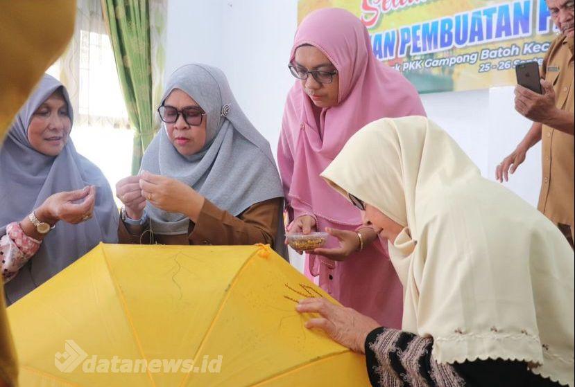 PKK Gampong Batoh Gelar Pelatihan Pembuatan Payung Aceh