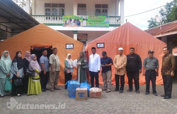 Camat Lueng Bata Serahkan Bantuan untuk Korban Kebakaran
