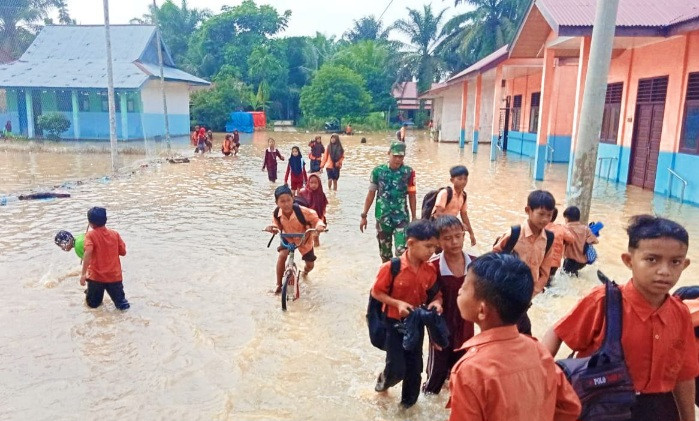 Banjir Rendam 2 Desa di Kabupaten Rokan Hulu Riau, Air Mulai Surut Anak-anak Kembali Masuk Sekolah