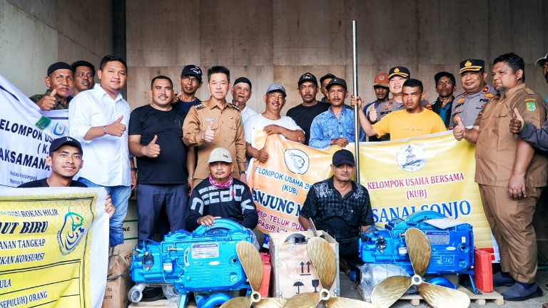 Bupati Rohil Serahkan Bantuan Mesin Bot Sebanyak 80 Buah