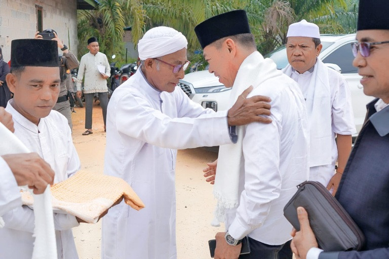 Bupati Rohil Afrizal Sintong Kunjungi Madrasah Suluk Thariqat Naqsyabandiyah Teluk Pulau Hulu