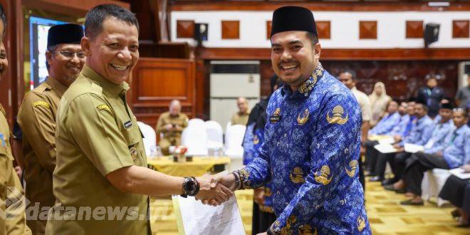 Penjabat Gubernur Serahkan Serentak Secara Digital 3.360 SK Pensiun dan Naik Pangkat PNS se-Aceh