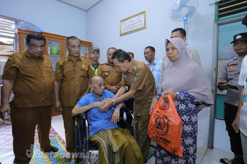 Pj Wali Kota Serahkan Bantuan Kursi Roda untuk Warga