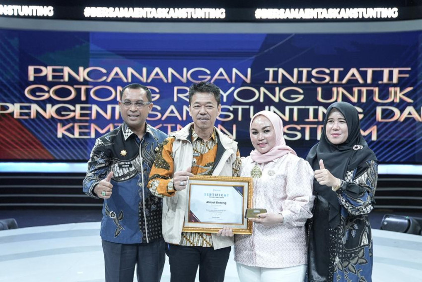 Bupati Rohil Terima Penghargaan Penanganan Stunting dan Kemiskinan Ekstrem