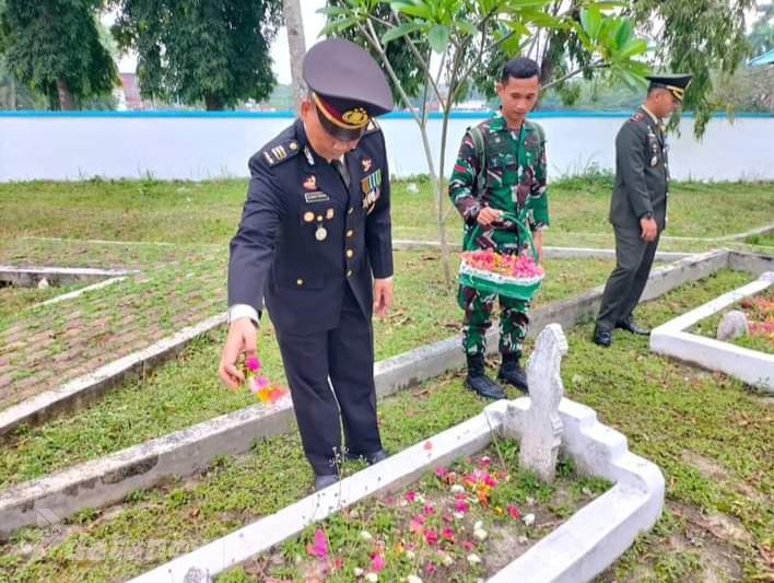 Kabag SDM Polresta Deli Serdang Ikut Serta dalam Upacara Ziarah Nasional dan Tabur Bunga Merayakan HUT TNI ke-78