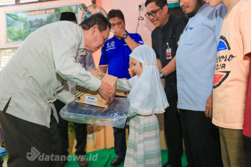 Pj Wali Kota Serahkan Perlengkapan Sekolah Untuk 105 Anak Yatim