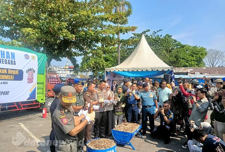 Bea Cukai Parepare Musnahkan Rokok Ilegal dan Miras