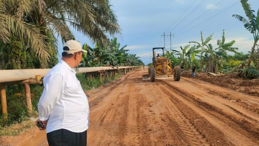 Koordinasi Bupati, PT Jatim Bantu Pemkab Rohil Perbaiki Jalan Lintas Kubu yang Rusak Parah