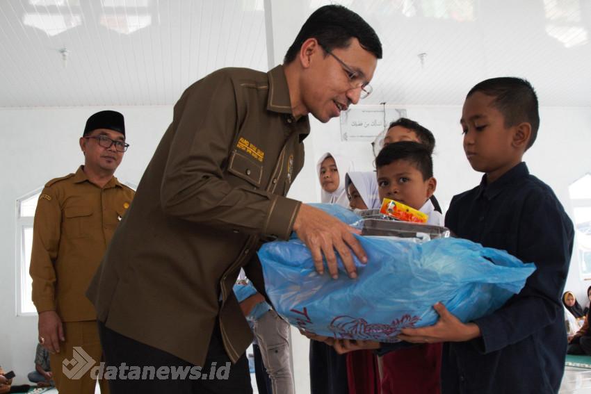 Ketua DPRK Serahkan Perlengkapan Sekolah untuk Anak Yatim