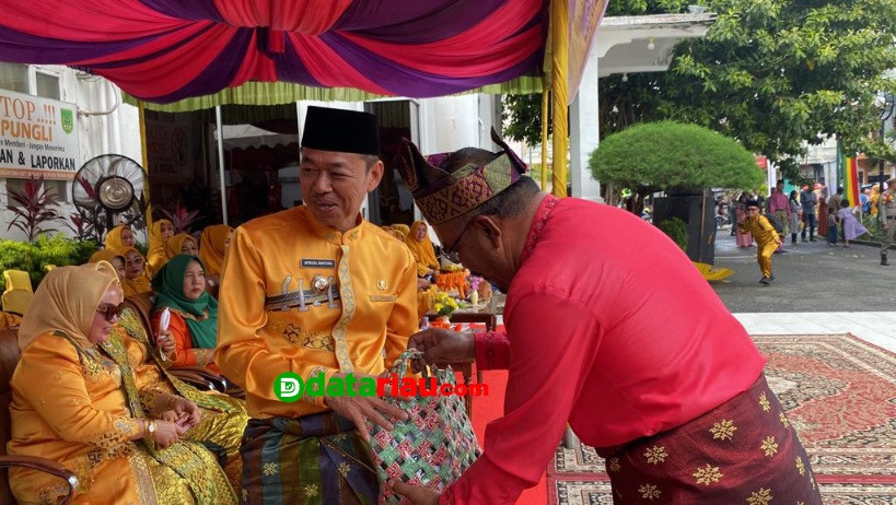 Ikuti Pawai Ta'aruf MTQ ke XVIII, Kadis DLH Rohil Beri Bingkisan Hasil Daur Ulang Sampah Kepada Bupati