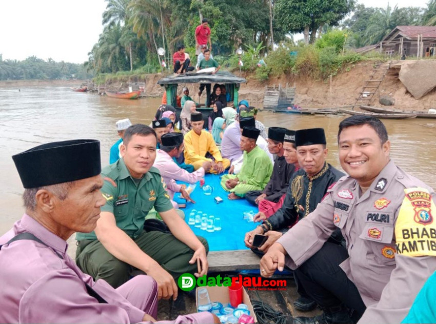 Bhabinkamtibmas Polsek Pujud Ini Sampaikan Pesan Pemilu Damai Diatas Kapal Pompong