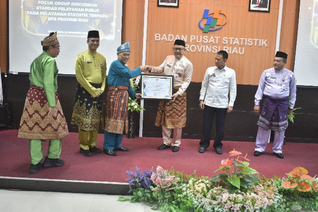 Rohil Menerima Penghargaan Sebagai Pemerintah Terbaik 1 dalam Program Evaluasi Penyelenggaraan Statistik Sektoral