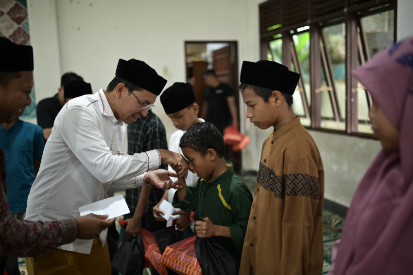 Farid Nyak Umar Santuni Anak Yatim
